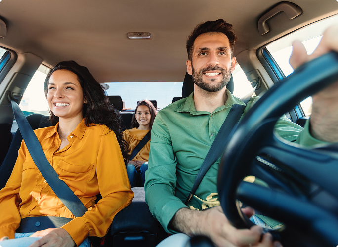 familia en coche de viaje y usando teletac